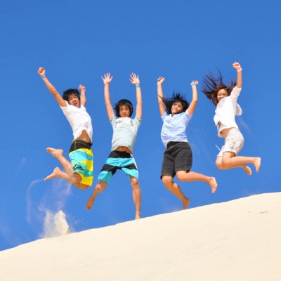 Sandboard - 4 Asians Jumping